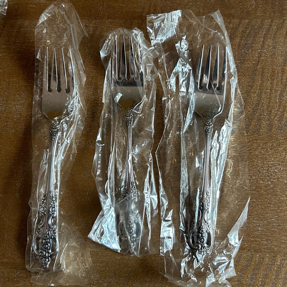 Oneida Pembrooke Renoir salad fork